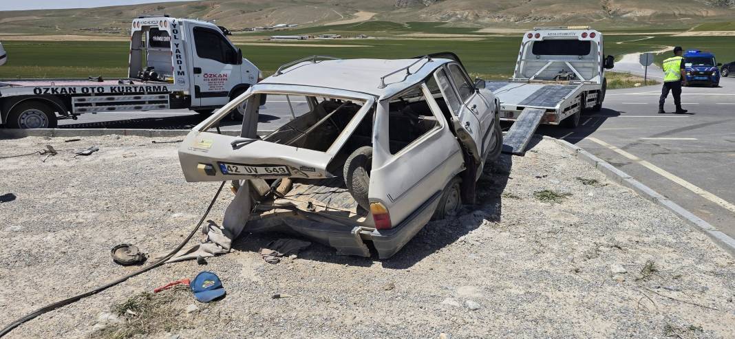 Konya’da kaza! Kavşakta çarpışan araçlar bu hale geldi 2